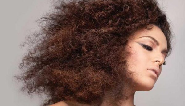 9 نصائح ووصفات فعالة لتنعيم الشعر المجعد والخشن