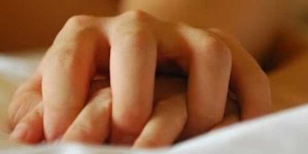 احذرى القبلة الفرنسية والجنس الفموي - يسببان الاصابة بسرطان الرأس