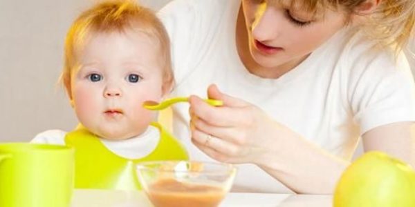 5 أطعمة تمثل خطورة بالغة على طفلك ما دون السنتين