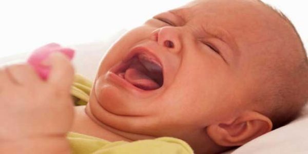 حيلة رائعة لايقاف طفلك عن البكاء فوراً